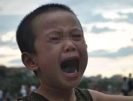 兒子5歲被拐，我苦尋20年婆婆臨死之前指著床底說出了當年真相