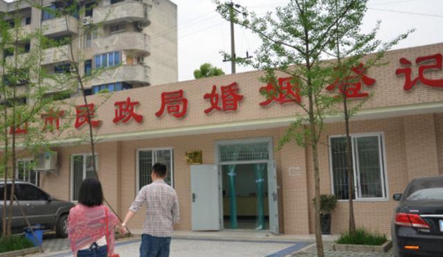 小姑子結婚要房要車，婆婆來我家一趟，我笑著去了民政局！