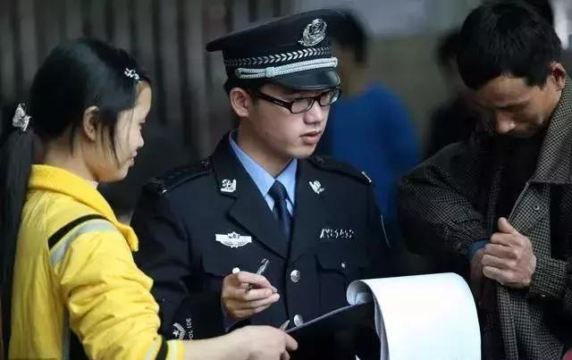 我癱瘓，老婆帶兒子走了，兩年後我找到兒子，他說：媽去世一年了