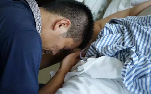 我癱瘓，老婆帶兒子走了，兩年後我找到兒子，他說：媽去世一年了