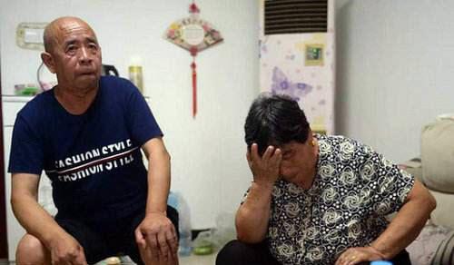 無意中看到女兒的醫院報告單，我勃然大怒，公婆卻跪在我面前