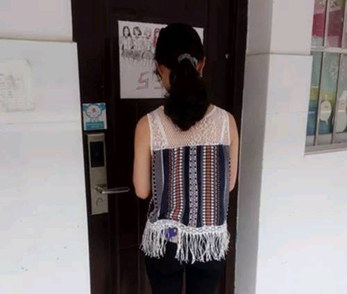 妻子打工回家，丈夫拒不開門，女兒偷偷指著窗外，妻子自打耳光