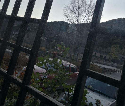 妻子打工回家，丈夫拒不開門，女兒偷偷指著窗外，妻子自打耳光