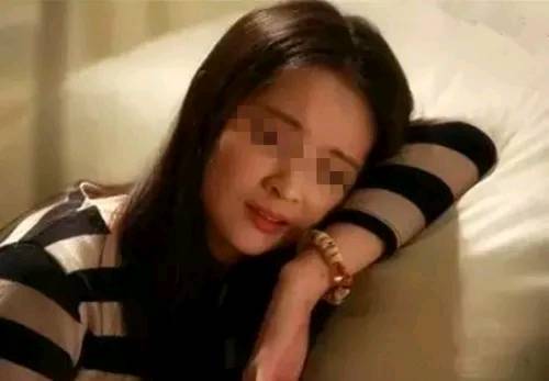 妻子打工回家，丈夫拒不開門，女兒偷偷指著窗外，妻子自打耳光