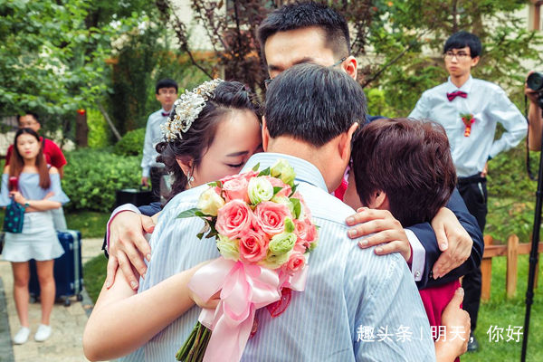 老公出差半年，卻帶著情人回來逼老婆離婚，拿出結婚證後他蒙了