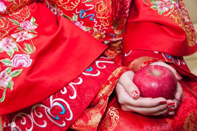 我結婚繼母封2萬紅包，生母給我20萬的卡，婚禮上我罵生母不是人