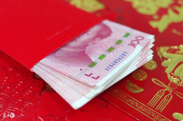 我結婚繼母封2萬紅包，生母給我20萬的卡，婚禮上我罵生母不是人