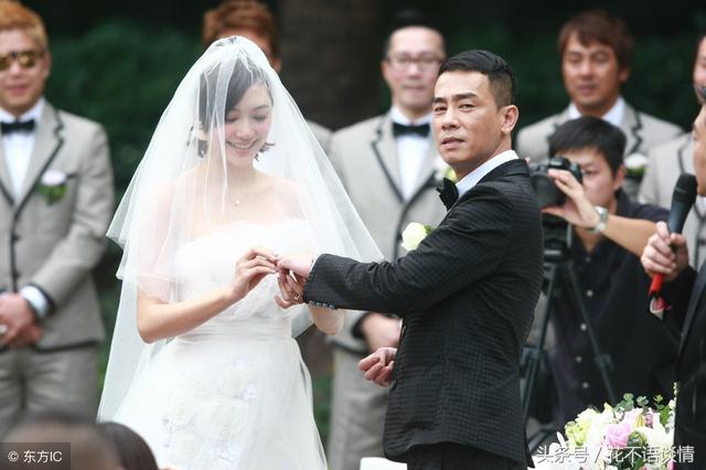 女兒結婚，沒有邀請繼母，婚禮上收到一張卡，查詢餘額後哭著喊媽