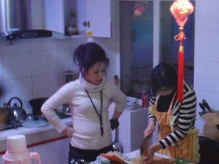 小姑子第一次帶男友回家，我辛苦做了一桌子菜，結果被我全倒了