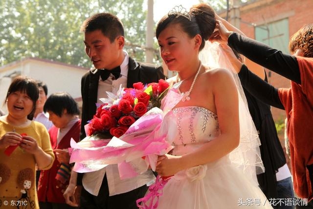 男子娶二婚女人，岳母要十萬彩禮，沒有嫁妝，聽到對話，他悔婚了