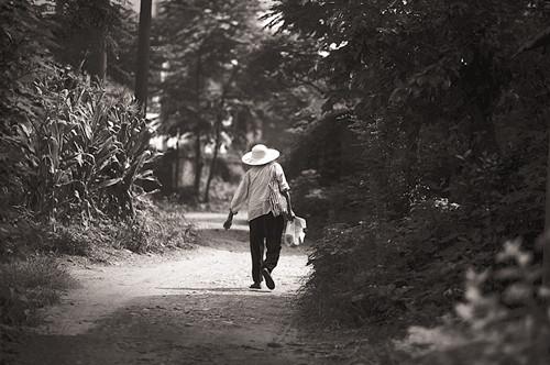 6歲孫子「嫌棄鄉下奶奶」要她吃剩飯!「媳婦的做法」讓婆婆忍不住低頭垂淚