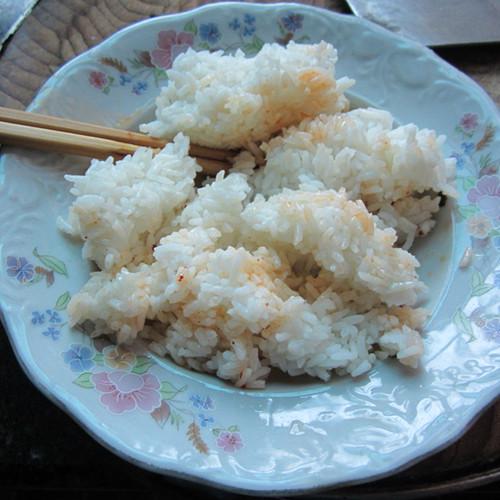 6歲孫子「嫌棄鄉下奶奶」要她吃剩飯!「媳婦的做法」讓婆婆忍不住低頭垂淚