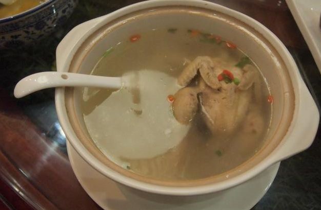兒媳有喜，俺每天燉雞湯，兒子嘴饞喝一小口後，衝進廚房砸了鍋