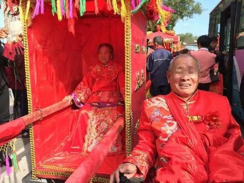 婆婆為改嫁，只拿一雙破襪，兒媳竊喜，送走後打開衣櫃，如遭雷擊