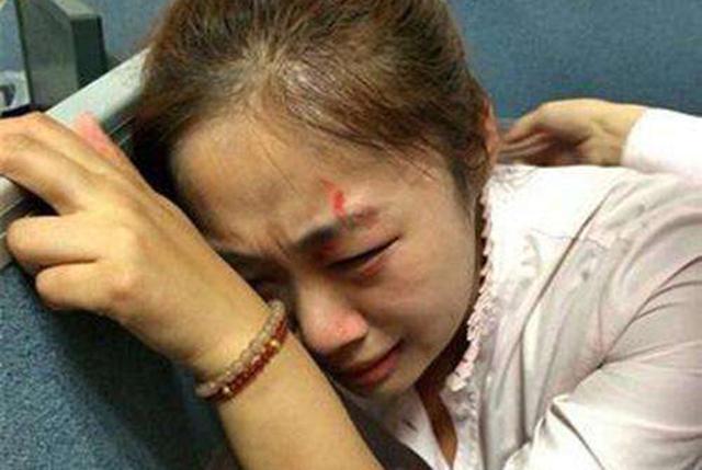 婆婆為改嫁，只拿一雙破襪，兒媳竊喜，送走後打開衣櫃，如遭雷擊