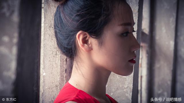 母親去世，女兒半夜隱約聽到母親的聲音，下樓一看，她捂住嘴巴
