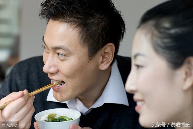 母親去世，女兒半夜隱約聽到母親的聲音，下樓一看，她捂住嘴巴
