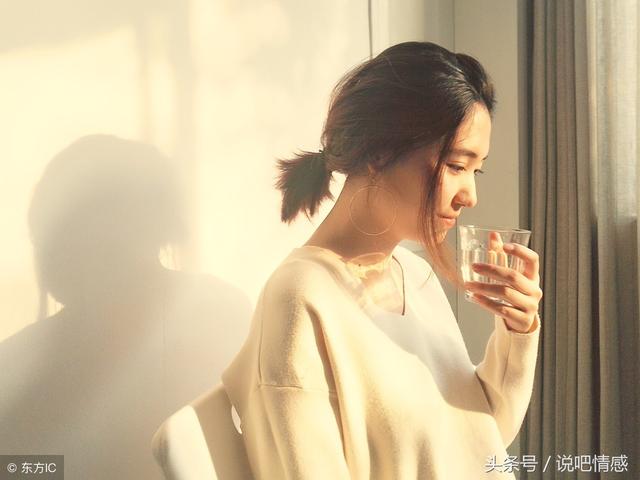 母親去世，女兒半夜隱約聽到母親的聲音，下樓一看，她捂住嘴巴