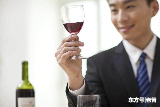 學渣同學參加聚會遭冷落，酒店經理來敬酒，大家才知他真實身份