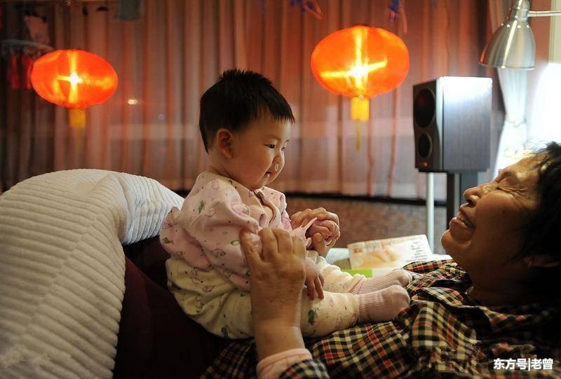 妻子每天晚上出門，說到廠里加班，丈夫去送宵夜第二天怒提離婚