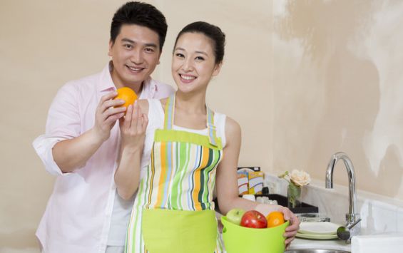 小姨子去離婚，姐夫陪她到民政局，辦公人員瞅瞅證件，姐夫卻怒了