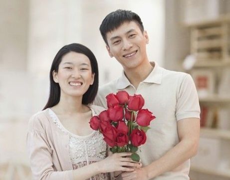 小姨子去離婚，姐夫陪她到民政局，辦公人員瞅瞅證件，姐夫卻怒了