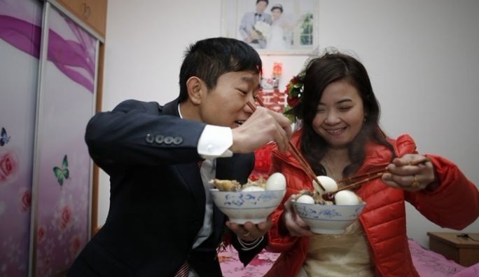 小姨子去離婚，姐夫陪她到民政局，辦公人員瞅瞅證件，姐夫卻怒了