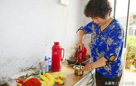 女兒出嫁，繼母給了3萬塊嫁妝，打開繼母送的布包，女兒淚如雨下