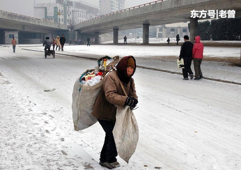 老乞丐坐車肚子痛拉在褲子裡，乘客罵罵咧咧，司機卻背她回家養老