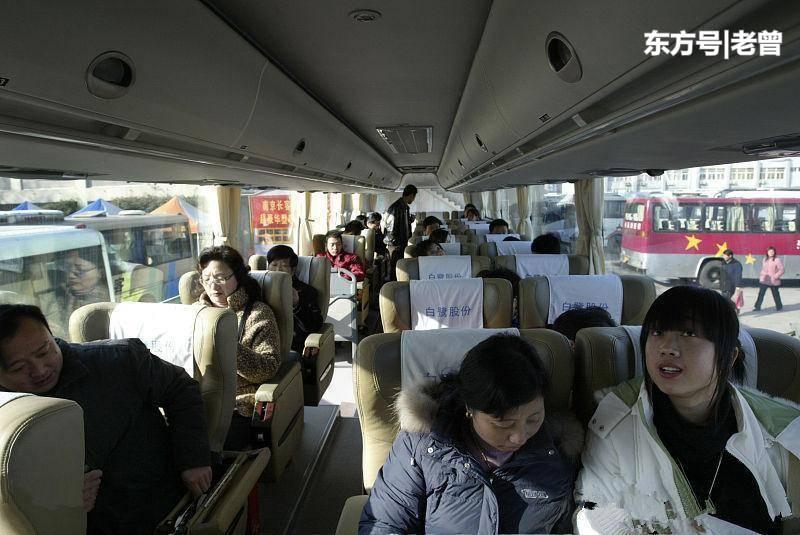 老乞丐坐車肚子痛拉在褲子裡，乘客罵罵咧咧，司機卻背她回家養老