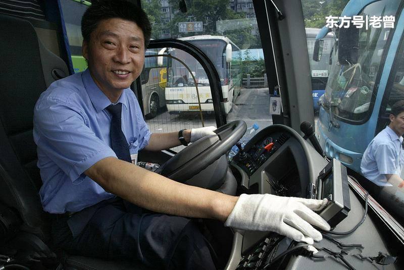 老乞丐坐車肚子痛拉在褲子裡，乘客罵罵咧咧，司機卻背她回家養老