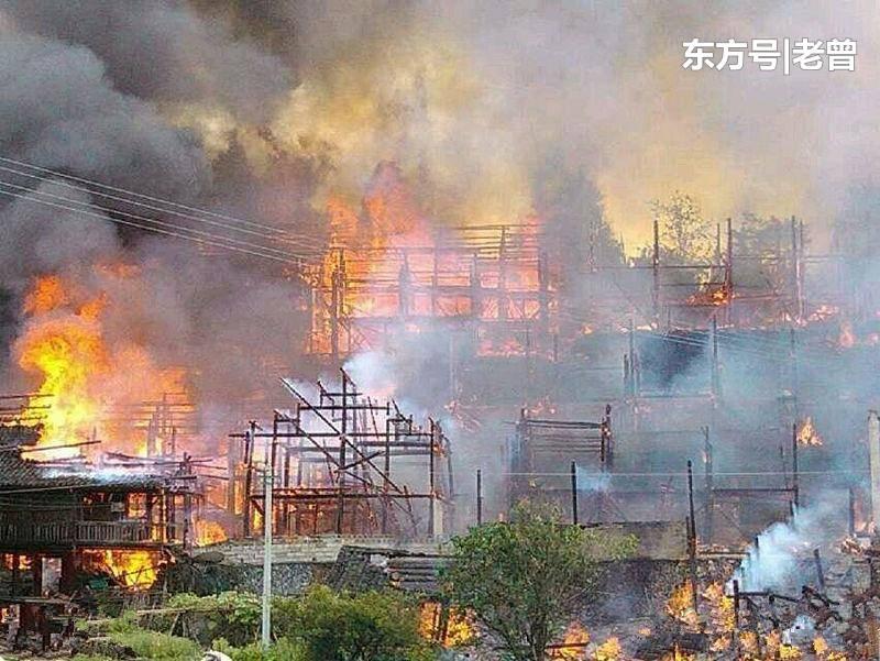 老乞丐坐車肚子痛拉在褲子裡，乘客罵罵咧咧，司機卻背她回家養老