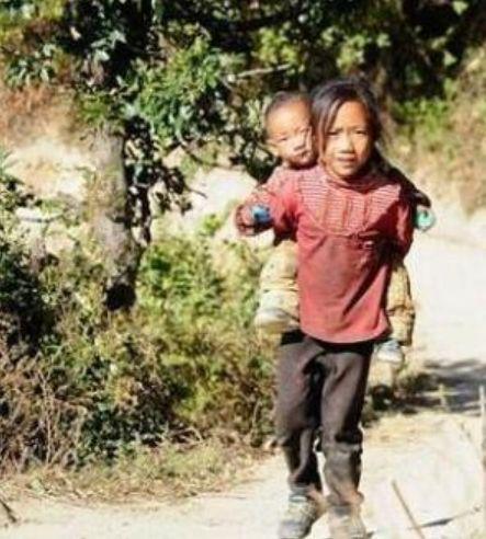 為了供弟弟讀書，姐嫁給窮漢，妹嫁給傻子，8年後一排豪車開進村！大家都說她們值了！