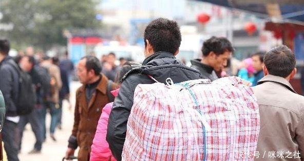 丈夫外出打工失蹤，妻子千里尋夫進城當清潔工，年終開會時看到老闆...