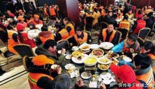 丈夫外出打工失蹤，妻子千里尋夫進城當清潔工，年終開會時看到老闆...