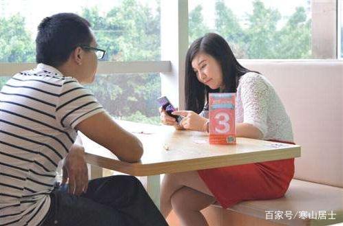 小姑子讓我去買水果，硬塞給我錢，裡面夾一紙條，我看完立刻報警