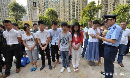 小姑子讓我去買水果，硬塞給我錢，裡面夾一紙條，我看完立刻報警