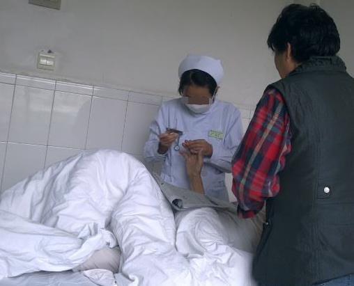 父親生病急需用錢，上門女婿的哥哥找岳母要工資卡，查完餘額呆了