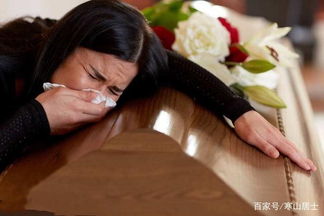 兒子結婚我花了100萬，半年後，兒媳說：媽，我實在養不起你兒子