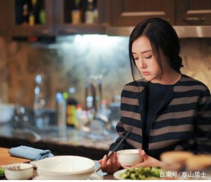兒子結婚我花了100萬，半年後，兒媳說：媽，我實在養不起你兒子