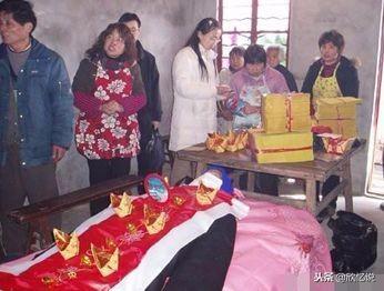 公公臨終前一直攥著眼鏡盒不放手，斷氣後俺打開眼鏡盒，全家炸鍋