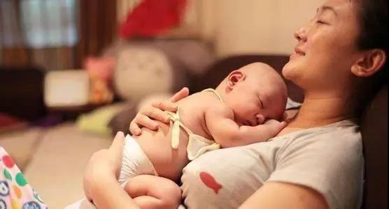 和丈夫吵架，女子月子裡跑回娘家，晚上孩子哭鬧，看到來人蒙了