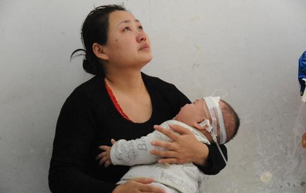 連生倆女兒被嫌棄，坐月子經常夜裡哭，這下婆家該怕了