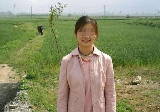 帶農村妻子回家，爸媽卻不讓進，妻子抖抖褲腿，爸媽趕快笑臉相迎