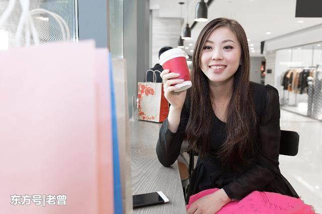 新婚妻子流產2次，被婆婆趕回娘家，離婚三年丈夫後悔不已