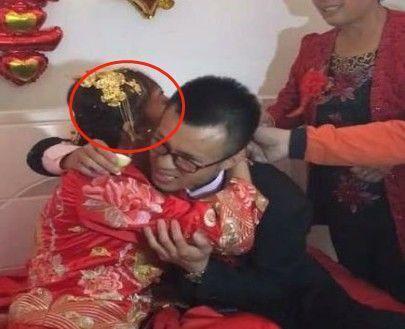 婚禮現場，新郎不願喝交杯酒，眾人不解，看到新娘正臉後終於明白了！