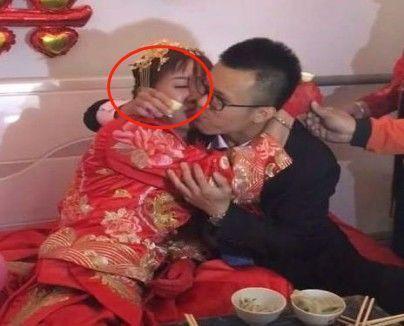 婚禮現場，新郎不願喝交杯酒，眾人不解，看到新娘正臉後終於明白了！