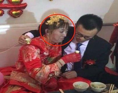 婚禮現場，新郎不願喝交杯酒，眾人不解，看到新娘正臉後終於明白了！