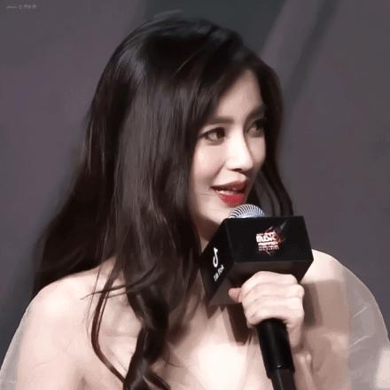 Angelababy亮相紅毯和宋仲基合影，網友：艷壓一眾韓國女明星 