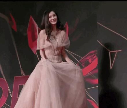 Angelababy亮相紅毯和宋仲基合影，網友：艷壓一眾韓國女明星 
